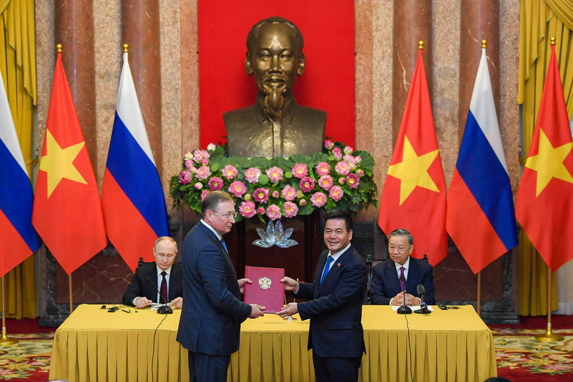 Chủ tịch nước Tô Lâm và Tổng thống Nga Putin đã xem và nghe các văn kiện được hai bên ký kết.
