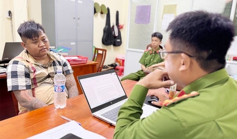 Lê Hồng Trọng tại cơ quan công an. Ảnh: Tiền Phong