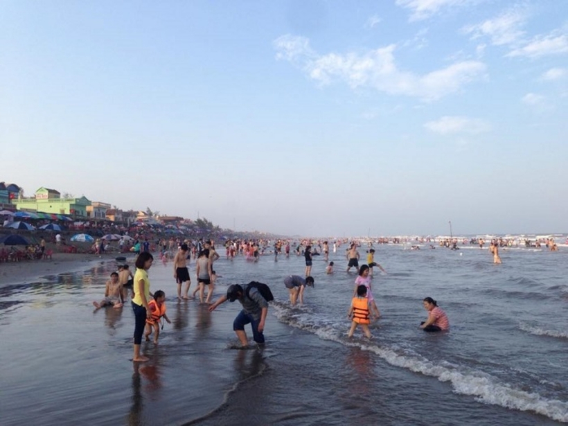 Du khách vui chơi trên bãi biển