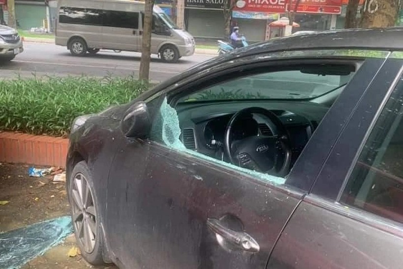 Một ô tô bị đối tượng đập cửa kính lái để trộm cắp tài sản. Ảnh: Dân trí