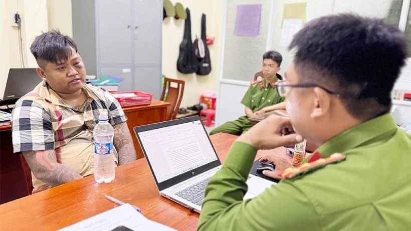 Đối tượng Lê Hồng Trọng tại cơ quan công an. Ảnh: Nhân Dân