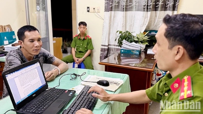 Đối tượng Trần Văn Hùng tại cơ quan công an. Ảnh: Nhân Dân