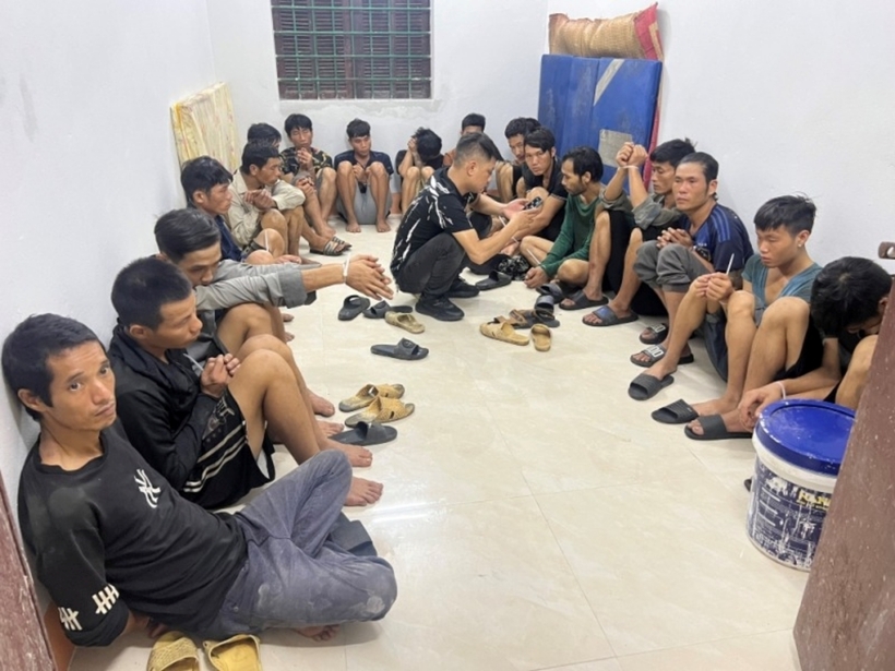 Các đối tượng tại cơ quan công an. Ảnh: Công An Nhân Dân