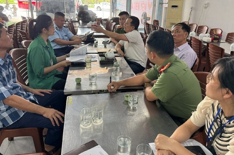 Đoàn kiểm tra liên ngành làm việc với chủ nhà hàng. Ảnh: VTC News.