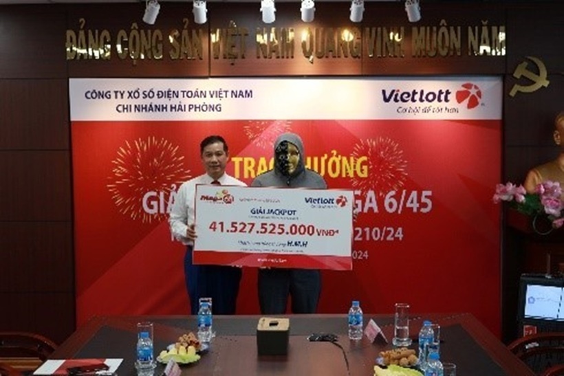 Người đầu tiên ở Hà Giang trúng giải thưởng Jackpot của Vietlott. Ảnh: Tiền phong.