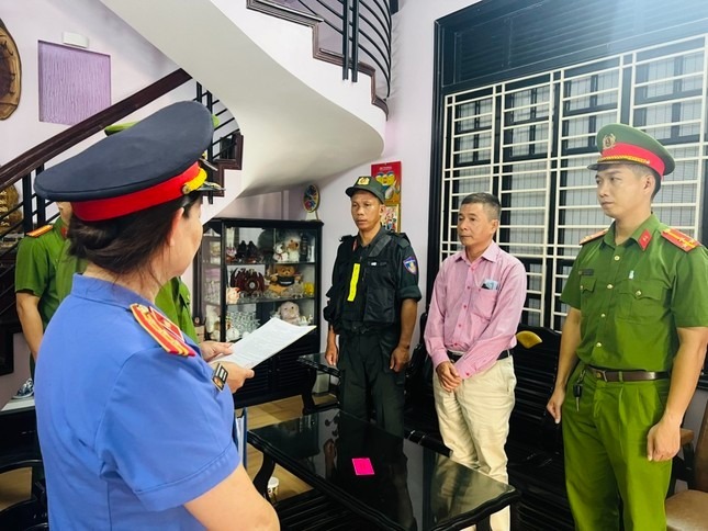 Nguyên Giám đốc CDC TT-Huế Hoàng Văn Đức (thứ hai từ phải sang) bị khởi tố, bắt tạm giam. (Ảnh: Tiền phong)