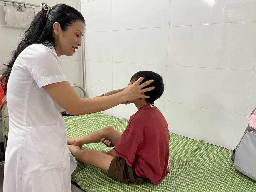 Bác sĩ thăm khám cho bệnh nhân nhiễm sán dây chuột. Ảnh: Báo Tin Tức