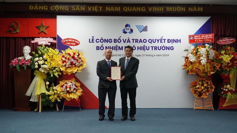 PGS.TS Nguyễn Minh Tâm, Phó Giám đốc ĐHQG-HCM trao Quyết định bổ nhiệm cho PGS.TS Huỳnh Kỳ Phương Hạ. Ảnh: Đại học Quốc gia TP.HCM