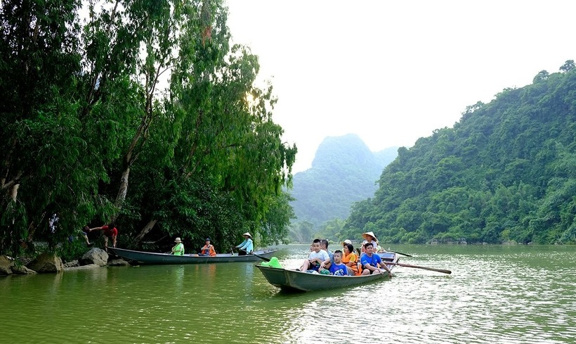 Du khách di chuyển bằng thuyền để ngắm Vườn chim Thung Nham. Ảnh: Sở TT&TT Ninh Bình