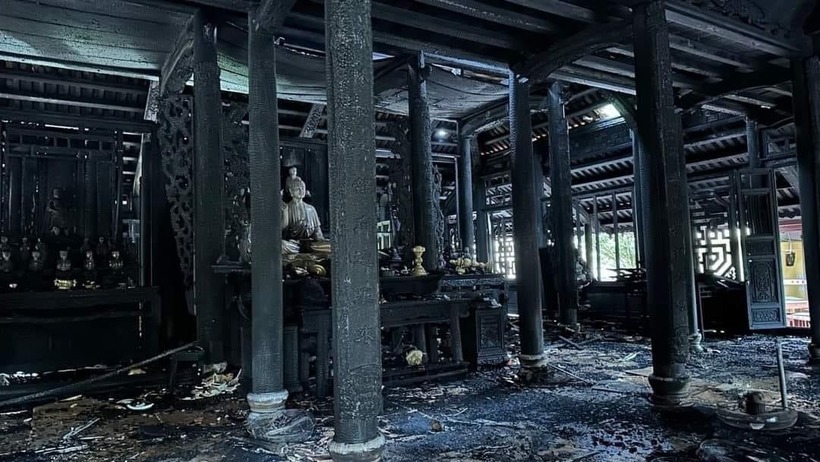 Vụ cháy chùa Thuyền Lâm không gây thiệt hại về người, tuy nhiên làm hư hỏng nhiều vật dụng bên trong chùa.. Ảnh: Vietnamnet