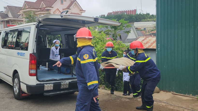 Thi thể các cháu bé được đưa đến Bệnh viện đa khoa Lâm Đồng. Ảnh: Thanh Niên