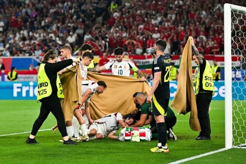 Các cầu thủ che chắn cho cầu thủ đang bị chấn thương. Ảnh: AFP