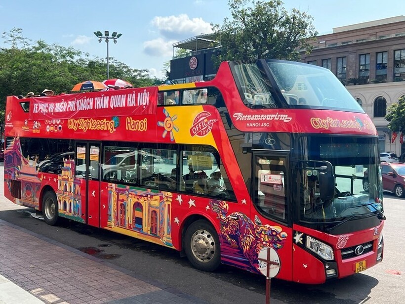 Các tuyến xe buýt 2 tầng city tour mang đến cho du khách nhiều trải nghiệm đặc sắc. (Ảnh: KT&ĐT)