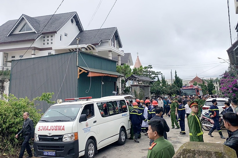 Xe cứu thương tại hiện trường.