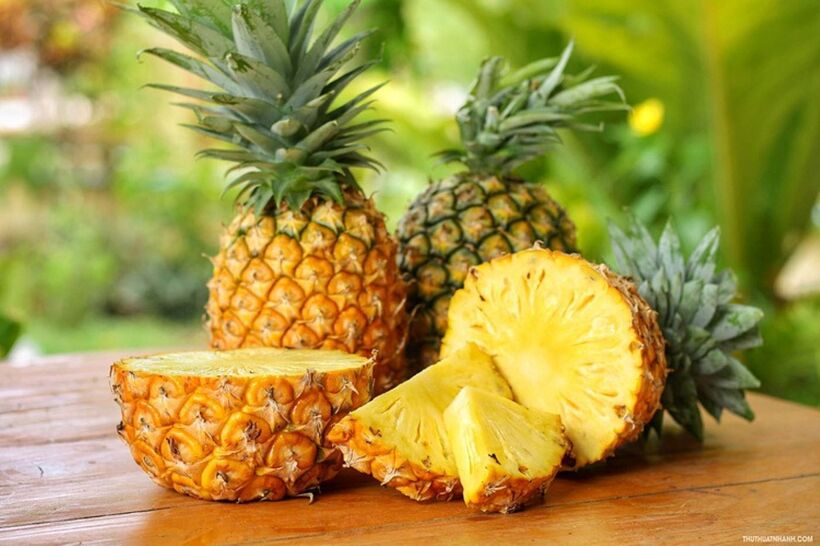 Dứa chứa enzyme bromelin có khả năng phân hủy protein, giúp làm mềm thịt nhanh chóng và tạo hương vị đặc trưng cho món ăn. Ảnh minh họa