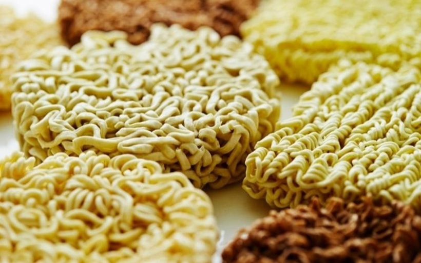 Ăn mì tôm sống liệu có ảnh hưởng đến sức khỏe? - Ảnh minh họa