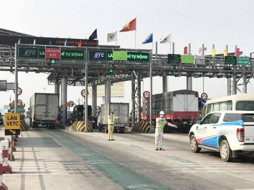 Các tài xế thường gặp một số lỗi khi qua trạm thu phí. Ảnh minh họa: VietNamNet