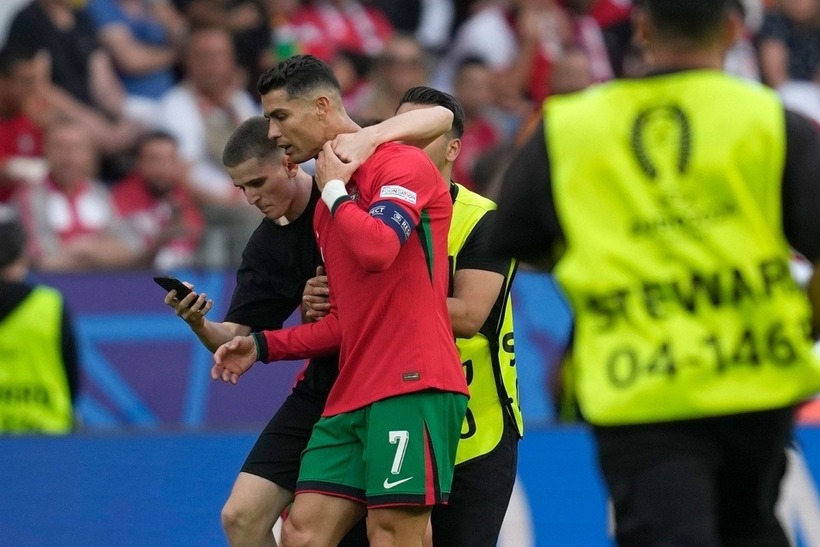 Nhiều CĐV cuồng chạy xuống sân quấy rối Cristiano Ronaldo trong trận Bồ Đào Nha thắng Thổ Nhĩ Kỳ.