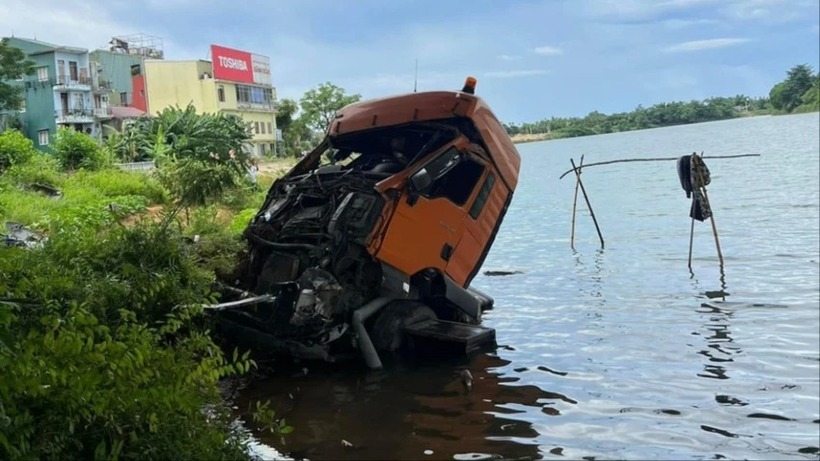 Phần đầu kéo rơi xuống sông. Ảnh: Pháp luật TP.HCM