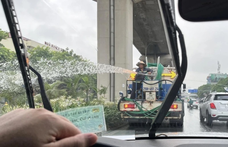 Hình ảnh xe bồn tưới cây dưới trời mưa được nhận vào sáng ngày 24/6. Ảnh: Pháp luật TP.HCM