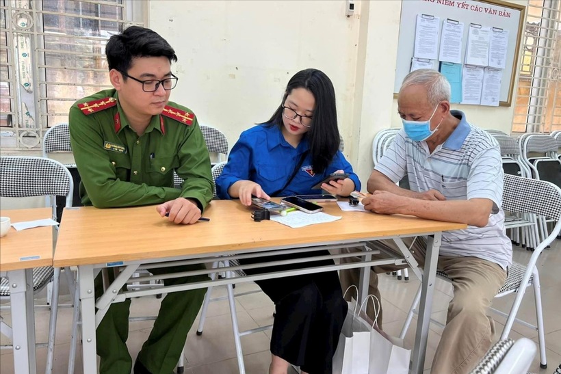 Hướng dẫn người dân làm căn cước công dân tại phường Bồ Đề, quận Long Biên. Ảnh: Hà Nội Mới