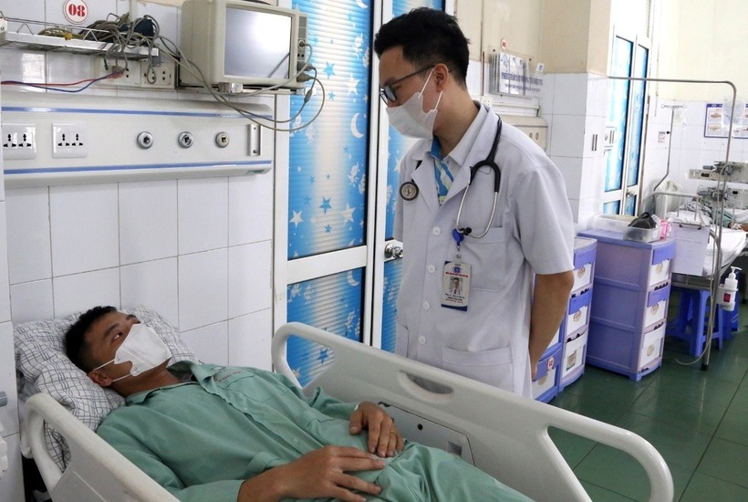 Bác sĩ thăm khám cho người bệnh trước khi ra viện. Ảnh: Tri Thức
