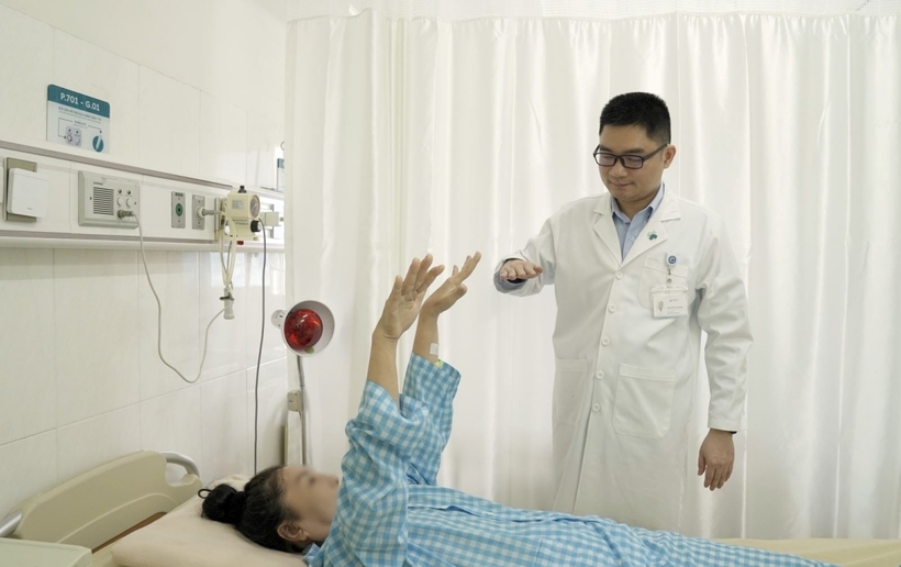 Sau gần 2 tuần điều trị, người phụ nữ đã có thể tự đi lại nhẹ nhàng, hết triệu chứng đau đầu. Ảnh: Báo Tin Tức
