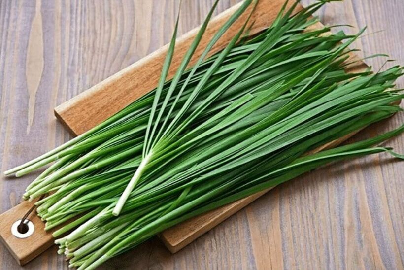 Lá hẹ, một loại rau thơm quen thuộc trong bữa ăn. Ảnh minh họa