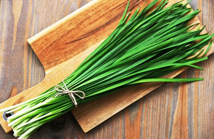 Trong y học dân gian, lá hẹ được đánh giá cao nhờ thành phần dinh dưỡng phong phú, giúp cơ thể phục hồi và tăng cường sức khỏe toàn diện. Ảnh minh họa