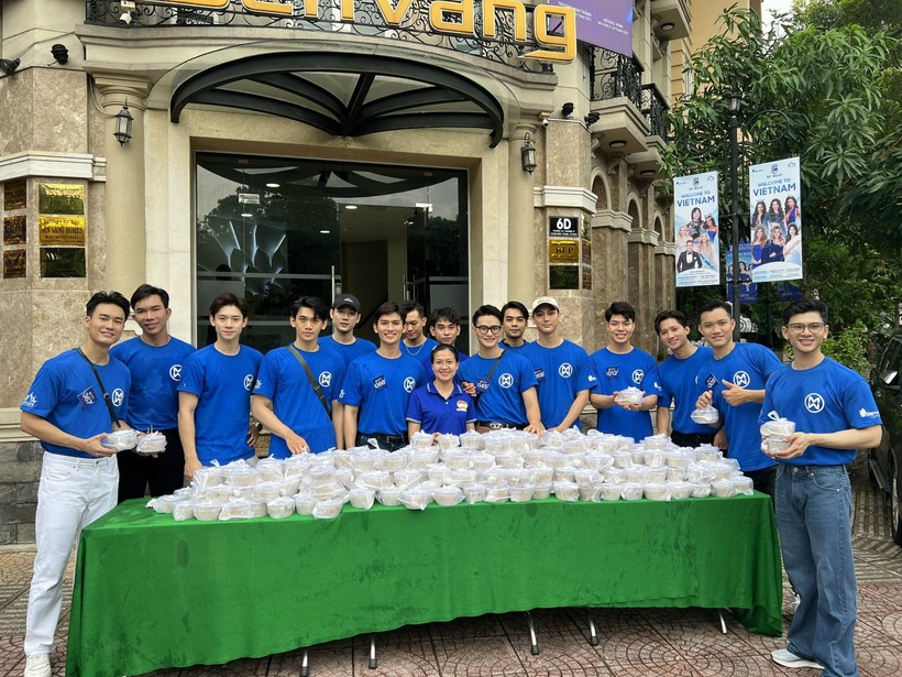 Các thí sinh của Mr World Vietnam 2024 có mặt để phát cháo cho bệnh nhân