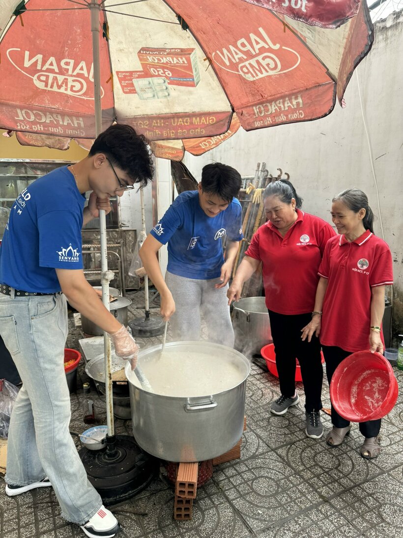 Nồi cháo nóng hổi đầy ắp yêu thương