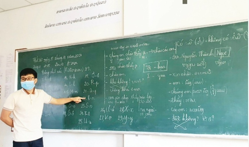 Thầy giáo Nguyễn Thành Ngọc dạy tiếng Việt tại Lào