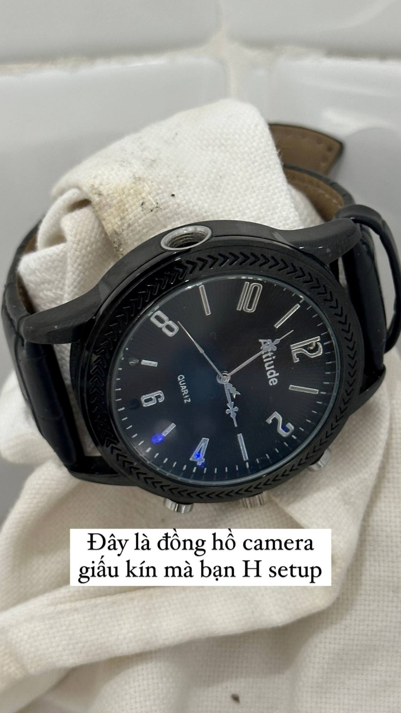 Hình ảnh chiếc đồng hồ camera quay lén bị phát hiện. Ảnh: FBNV