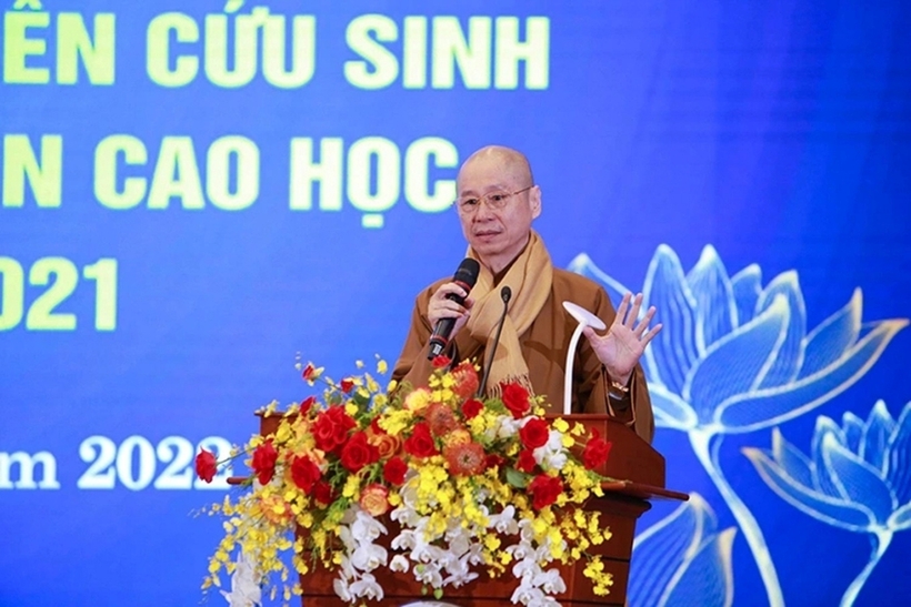 Ông Vương Tấn Việt (Thượng tọa Thích Chân Quang) phát biểu trong buổi nhận bằng tiến sĩ tại Trường Đại học Luật Hà Nội vào đầu tháng 4/2022. Ảnh: TSVN/ Dân Trí