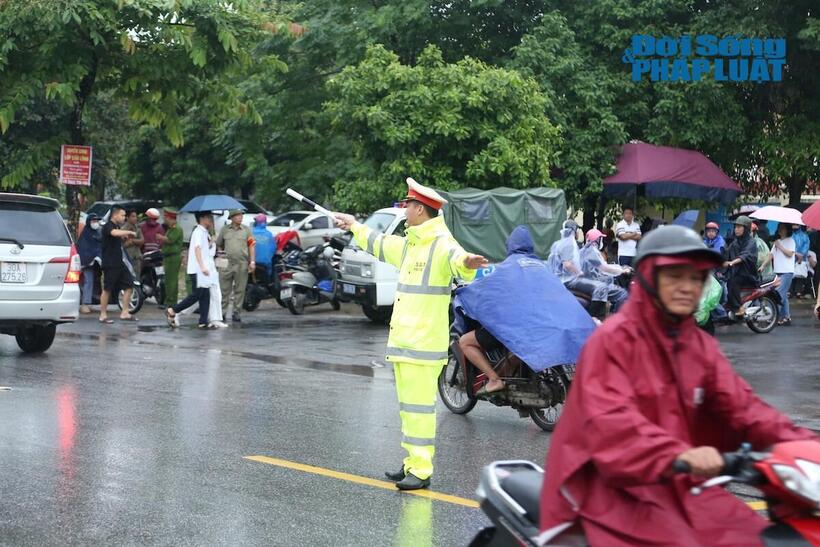 Lực lượng CSGT quận Hà Đông phân luồng, đảm bảo giao thông thông thoáng phục vụ kỳ thi vào lớp 10 năm học 2024 - 2025