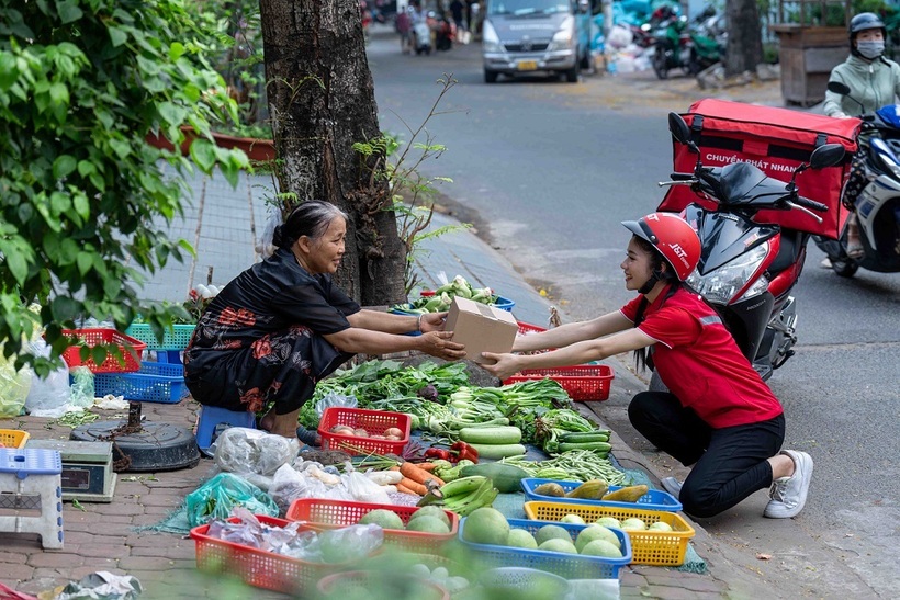 Sự ân cần và lễ phép giúp các shipper của J&T Express luôn “ghi điểm” trong mắt khách hàng.