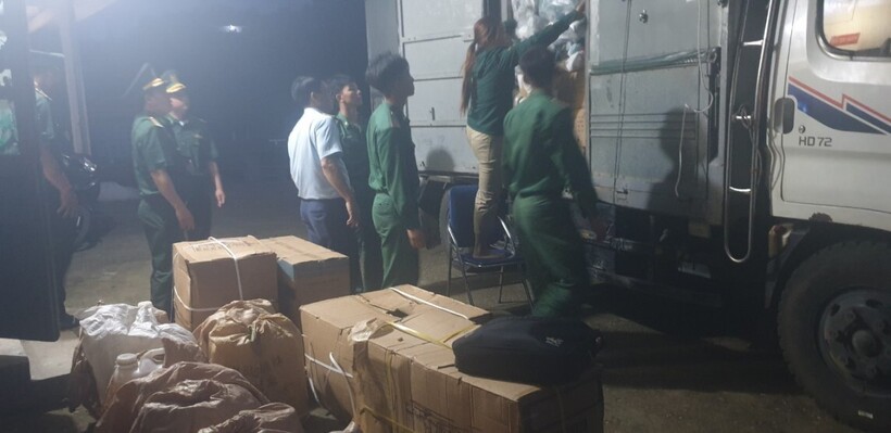 Lực lượng chức năng kiểm tra hàng hóa. (Nguồn: Cục QLTT Lai Châu)