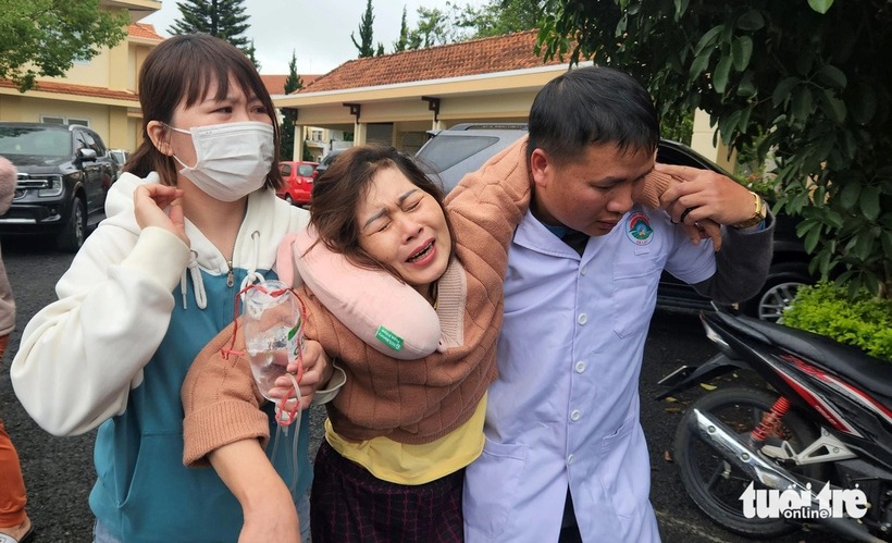 Bà ngoại 3 nạn nhân đi không vững.