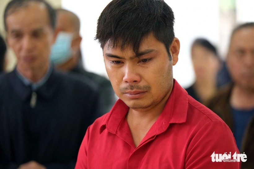Anh Vòng Duy Anh khóc nghẹn khi đến nơi đang quàn thi thể con