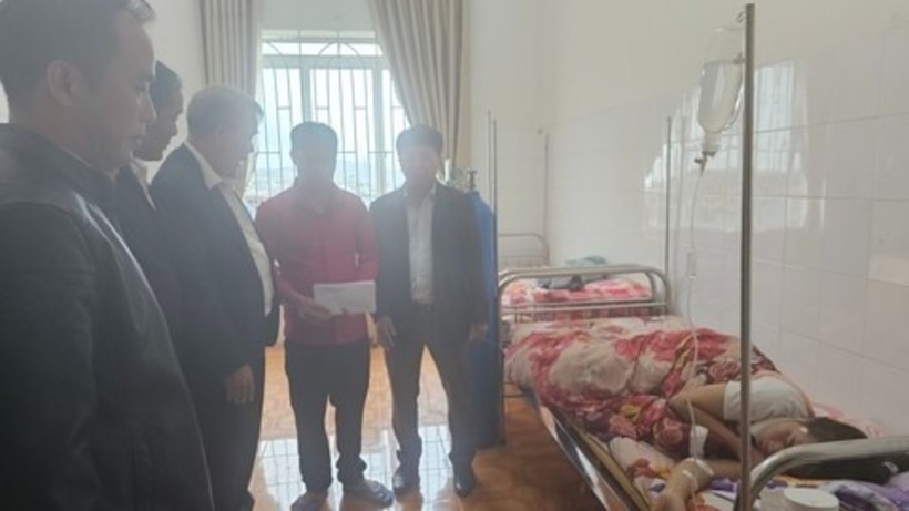 Không chịu nổi nỗi đau mất 3 đứa con trong đám cháy, chị Tú sốc nặng, phải nằm điều trị tại Trạm Y tế. Hình ảnh người mẹ nằm thiếp đi trên giường bệnh khiến nhiều người không cầm được nước mắt.