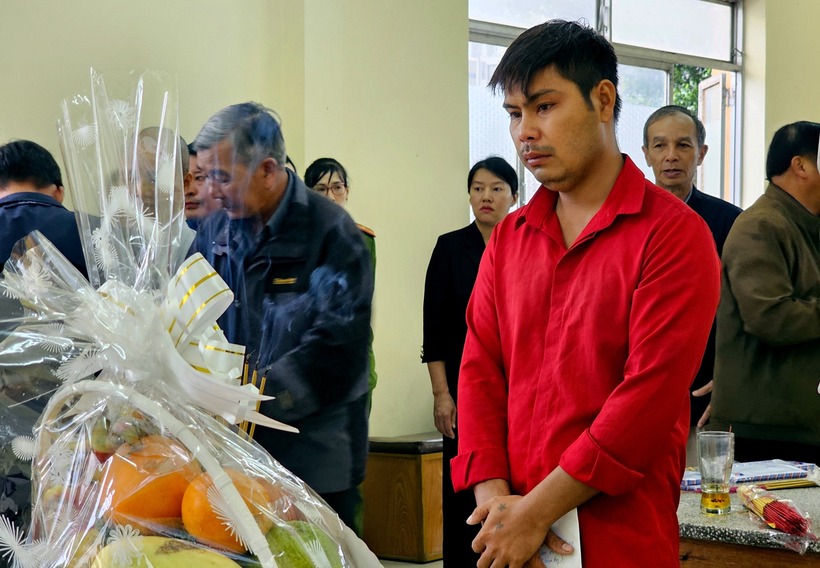 Người đàn ông 30 tuổi cố gạt nước mắt, cố gắng vững vàng, vừa lo cho vợ, vừa lo việc cho các con.