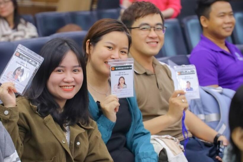 Các thành viên trong đoàn kiểm tra kỳ thi tốt nghiệp THPT 2024 vui vẻ nhận nhiệm vụ đặc biệt. Ảnh: Người Lao Động