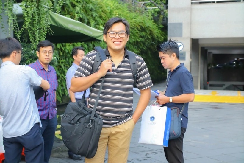 Các giảng viên "tay xách nách mang" chờ để di chuyển đến các địa điểm làm nhiệm vụ. Ảnh: Pháp luật TP.HCM