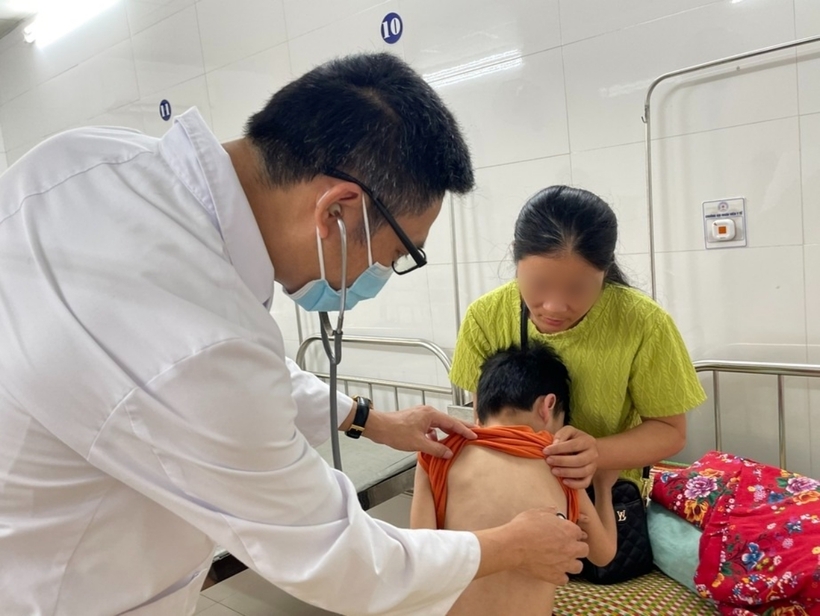 Bác sĩ đang điều trị cho bé trai mắc sán lá phổi. Ảnh: Báo Giao Thông