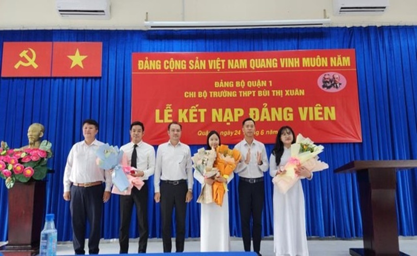 Trường THPT Bùi Thị Xuân kết nạp Đảng cho 3 quần chúng, trong đó có 2 học sinh lớp 12. (Ảnh: Người lao động)
