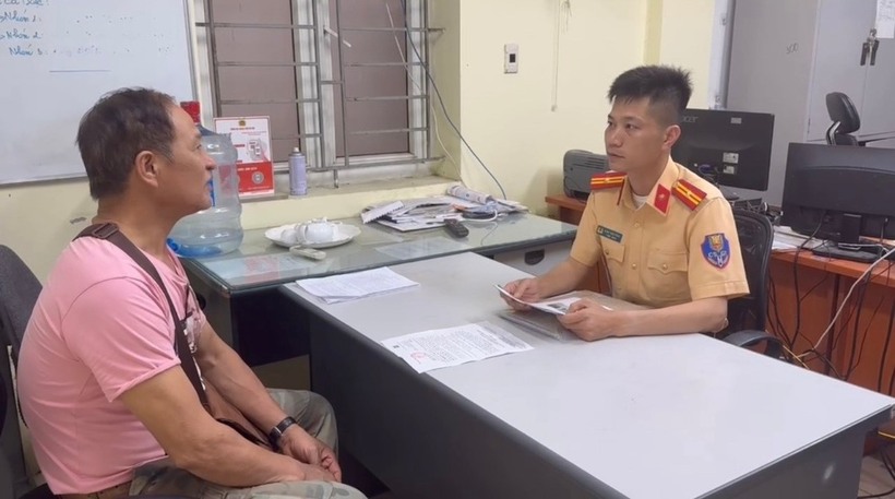 CSGT mời chủ phương tiện đến làm việc sau khi tiếp nhận, xác minh tin báo của người dân về việc xe ô tô BKS 19B-014xx vi phạm "chạy xe làn dừng xe khẩn cấp của đường cao tốc"