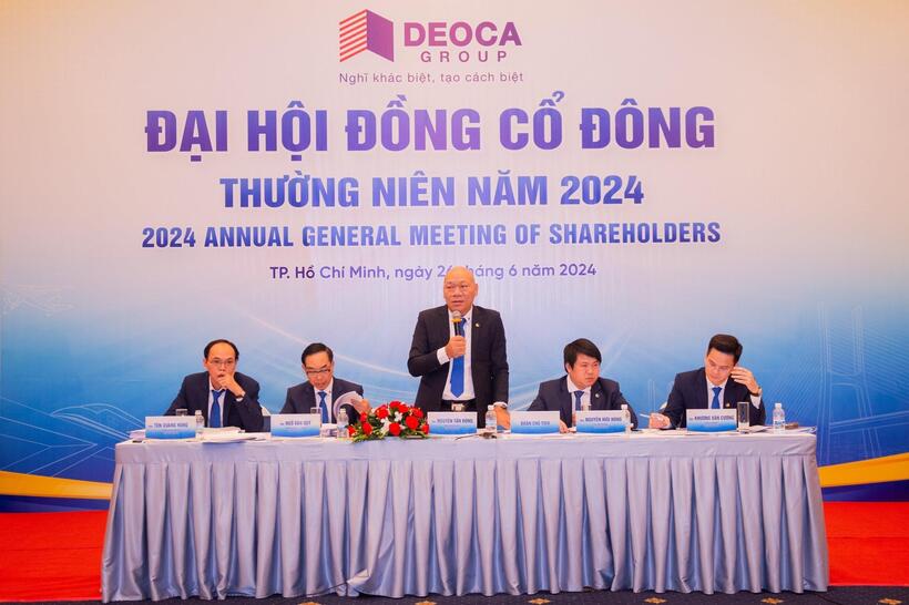 Ông Nguyễn Tấn Đông - Phó Chủ tịch HĐQT Tập đoàn Đèo Cả điều hành đại hội.