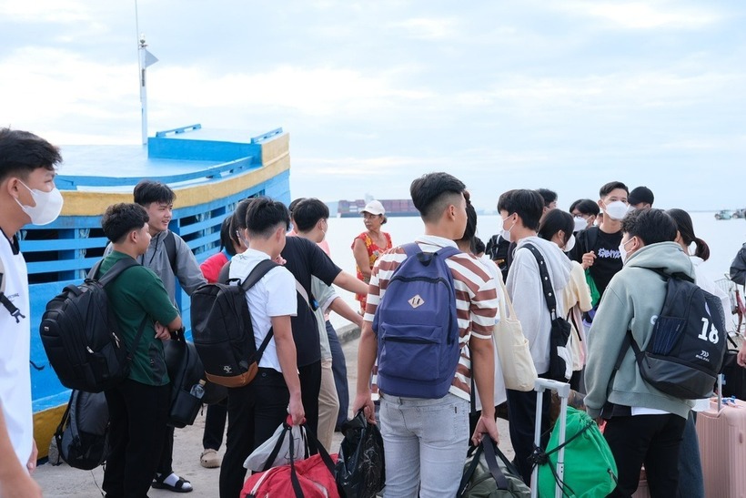 Học sinh lỉnh kỉnh đồ đạc, "khăn gói quả mướp" đi dự thi. Ảnh: Dân trí