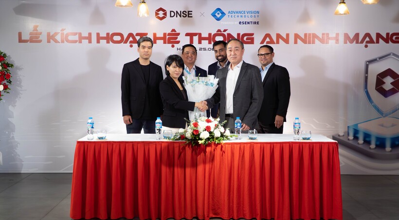 Bà Phạm Thị Thanh Hoa, Tổng Giám đốc DNSE và ông Huỳnh Phước Hồng, Giám đốc điều hành AVTech (hàng trên) và đại diện 2 đơn vị tại Lễ kích hoạt hệ thống an ninh mạng