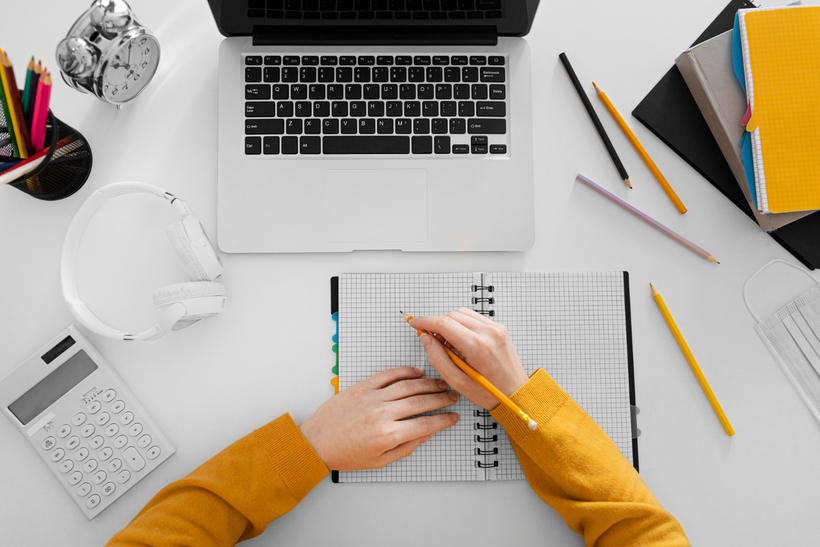 Viết bài cho blog, website và các nền tảng truyền thông xã hội.
